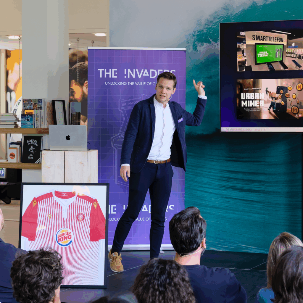 Thomas Aalderink van Taalderink op het podium tijdens The Value Game van The Invaders